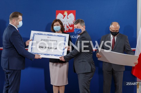  14.05.2021 RZESZOW <br />
KONFERENCJA WOJEWODY PODKARPACKIEGO EWY LENIART I MINISTRA EDUKACJI I NAUKI PRZEMYSLAWA CZARNKA W RZESZOWIE<br />
PRZEKAZANIE CZEKOW DLA RZESZOWSKICH UCZELNI NA REALIZACJE INWESTYCJI <br />
N/Z PRZEMYSLAW CZARNEK EWA LENIART REKTOR SYLWESTER CZOPEK PIOTR KOSZELNIK <br />
 