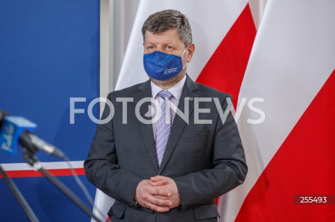  14.05.2021 RZESZOW <br />
KONFERENCJA WOJEWODY PODKARPACKIEGO EWY LENIART I MINISTRA EDUKACJI I NAUKI PRZEMYSLAWA CZARNKA W RZESZOWIE<br />
PRZEKAZANIE CZEKOW DLA RZESZOWSKICH UCZELNI NA REALIZACJE INWESTYCJI <br />
N/Z REKTOR PIOTR KOSZELNIK <br />
 