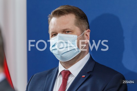  14.05.2021 RZESZOW <br />
KONFERENCJA WOJEWODY PODKARPACKIEGO EWY LENIART I MINISTRA EDUKACJI I NAUKI PRZEMYSLAWA CZARNKA W RZESZOWIE<br />
PRZEKAZANIE CZEKOW DLA RZESZOWSKICH UCZELNI NA REALIZACJE INWESTYCJI <br />
N/Z PRZEMYSLAW CZARNEK <br />
 