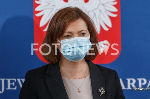  14.05.2021 RZESZOW <br />
KONFERENCJA WOJEWODY PODKARPACKIEGO EWY LENIART I MINISTRA EDUKACJI I NAUKI PRZEMYSLAWA CZARNKA W RZESZOWIE<br />
PRZEKAZANIE CZEKOW DLA RZESZOWSKICH UCZELNI NA REALIZACJE INWESTYCJI <br />
N/Z EWA LENIART <br />
 