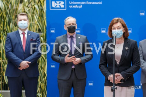  14.05.2021 RZESZOW <br />
PODPISANIE DEKLARACJI W SPRAWIE BUDOWY SPZITALA UNIWERSYTECKIEGO Z UDZIALEM MINISTRA ZDROWIA ORAZ MINISTRA EDUKACJI I NAUKI W RZESZOWIE <br />
N/Z EWA LENIART PRZEMYSLAW CZARNEK ADAM NIEDZIELSKI <br />
 