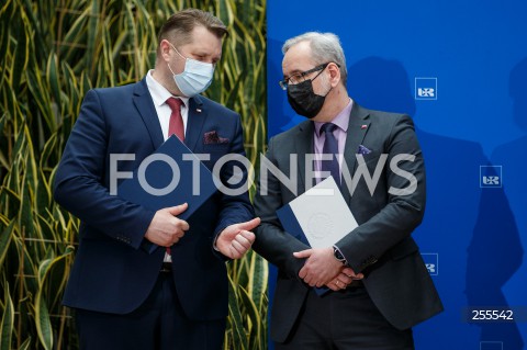  14.05.2021 RZESZOW <br />
PODPISANIE DEKLARACJI W SPRAWIE BUDOWY SPZITALA UNIWERSYTECKIEGO Z UDZIALEM MINISTRA ZDROWIA ORAZ MINISTRA EDUKACJI I NAUKI W RZESZOWIE <br />
N/Z PRZEMYSLAW CZARNEK ADAM NIEDZIELSKI <br />
 