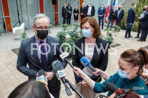  14.05.2021 RZESZOW <br />
PODPISANIE DEKLARACJI W SPRAWIE BUDOWY SPZITALA UNIWERSYTECKIEGO Z UDZIALEM MINISTRA ZDROWIA ORAZ MINISTRA EDUKACJI I NAUKI W RZESZOWIE <br />
N/Z ADAM NIEDZIELSKI EWA LENIART BRIEFING<br />
 