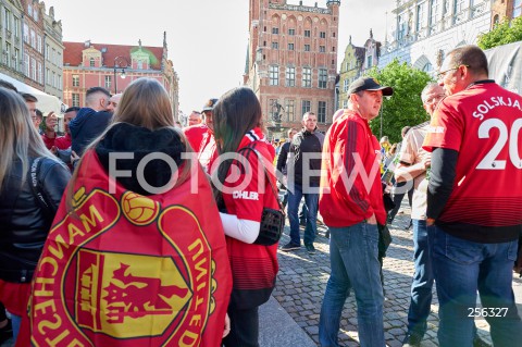  26.05.2021 GDANSK<br />
FINAL LIGI EUROPY W GDANSKU - KIBICE W STARYM MIESCIE<br />
N/Z KIBICE MANCHESTERU UNITED, POMNIK NEPTUNA<br />
 