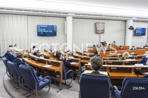  27.05.2021 WARSZAWA SENAT<br />
POSIEDZENIE SENATU<br />
N/Z MAREK PEK SALA POSIEDZEN SENATOROWIE GLOSOWANIE RATYFIKACJA BUDZETU ODBUDOWY Z PREAMBULA<br />
 