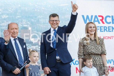  05.06.2021 RZESZOW <br />
KONWENCJA WYBORCZA KANDYDATA NA URZAD PREZYDENTA RZESZOWA MARCINA WARCHOLA POLACZONA Z KONCERTEM ZESPOLU BOYS <br />
N/Z MARCIN WARCHOL Z ZONA DZIECI Z DZIECMI TADEUSZ FERENC <br />
 