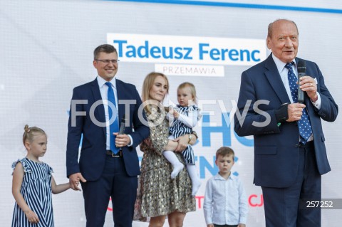  05.06.2021 RZESZOW <br />
KONWENCJA WYBORCZA KANDYDATA NA URZAD PREZYDENTA RZESZOWA MARCINA WARCHOLA POLACZONA Z KONCERTEM ZESPOLU BOYS <br />
N/Z TADEUSZ FERENC MARCIN WARCHOL Z ZONA DZIECI Z DZIECMI <br />
 