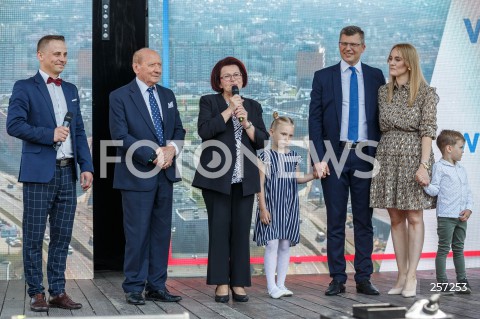  05.06.2021 RZESZOW <br />
KONWENCJA WYBORCZA KANDYDATA NA URZAD PREZYDENTA RZESZOWA MARCINA WARCHOLA POLACZONA Z KONCERTEM ZESPOLU BOYS <br />
N/Z TADEUSZ FERENC MARIA KUROWSKA MARCIN WARCHOL Z ZONA DZIECI Z DZIECMI <br />
 