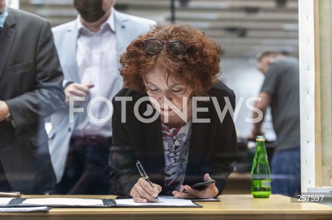  10.06.2021 WARSZAWA SEJM<br />
DZIEN W SEJMIE<br />
N/Z ELZBIETA KRUK<br />
 