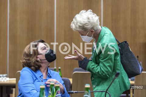  10.06.2021 WARSZAWA SEJM<br />
DZIEN W SEJMIE<br />
N/Z IWONA SLEDZINSKA KATARASINSKA MALGORZATA KIDAWA BLONSKA<br />
 