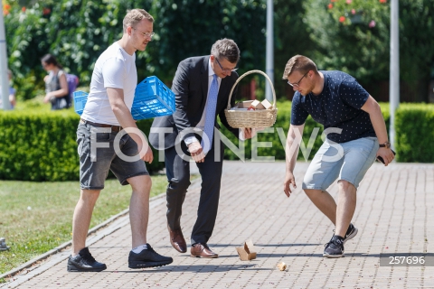  11.06.2021 RZESZOW <br />
KONFERENCJA KANDYDATA NA URZAD PREZYDENTA RZESZOWA MARCINA WARCHOLA PODSUMOWUJACA KAMPANIE WYBORCZA <br />
N/Z MARCIN WARCHOL SPADAJACE CIASTECZKA  <br />
 