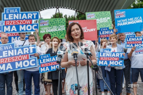  11.06.2021 RZESZOW <br />
KONFERENCJA KANDYDATKI NA URZAD PREZYDENTA RZESZOWA EWY LENIART PODSUMOWUJACA KAMPANIE WYBORCZA NA RZESZOWSKICH BULWARACH <br />
N/Z EWA LENIART <br />
 