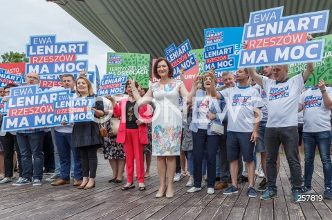  11.06.2021 RZESZOW <br />
KONFERENCJA KANDYDATKI NA URZAD PREZYDENTA RZESZOWA EWY LENIART PODSUMOWUJACA KAMPANIE WYBORCZA NA RZESZOWSKICH BULWARACH <br />
N/Z EWA LENIART <br />
 