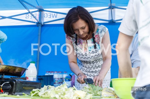  11.06.2021 RZESZOW <br />
KONFERENCJA KANDYDATKI NA URZAD PREZYDENTA RZESZOWA EWY LENIART PODSUMOWUJACA KAMPANIE WYBORCZA NA RZESZOWSKICH BULWARACH <br />
N/Z EWA LENIART WSPOLNE GOTOWANIE <br />
 