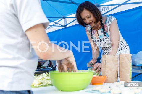  11.06.2021 RZESZOW <br />
KONFERENCJA KANDYDATKI NA URZAD PREZYDENTA RZESZOWA EWY LENIART PODSUMOWUJACA KAMPANIE WYBORCZA NA RZESZOWSKICH BULWARACH <br />
N/Z EWA LENIART WSPOLNE GOTOWANIE <br />
 