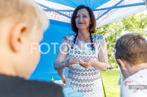  11.06.2021 RZESZOW <br />
KONFERENCJA KANDYDATKI NA URZAD PREZYDENTA RZESZOWA EWY LENIART PODSUMOWUJACA KAMPANIE WYBORCZA NA RZESZOWSKICH BULWARACH <br />
N/Z EWA LENIART WSPOLNE GOTOWANIE <br />
 