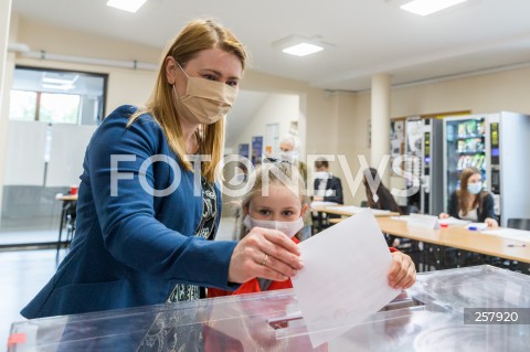  13.06.2021 RZESZOW <br />
PIERWSZA TURA WYBOROW NA URZAD PREZYDENTA MIASTA RZESZOWA <br />
N/Z GLOSUJACY MIESZKANCY RZESZOWA <br />
 