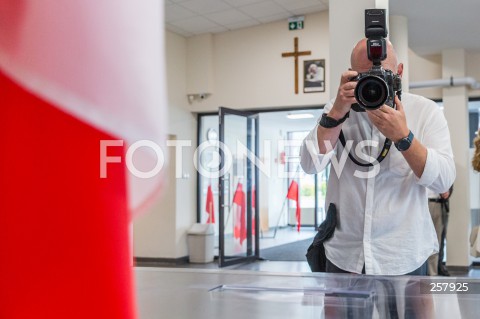  13.06.2021 RZESZOW <br />
PIERWSZA TURA WYBOROW NA URZAD PREZYDENTA MIASTA RZESZOWA <br />
N/Z FOTOREPORTER FOTOGRAFUJACY URNE <br />
 