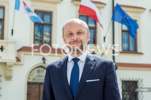  15.06.2021 RZESZOW <br />
KONFERENCJA PREZYDENTA ELEKTA RZESZOWA KONRADA FIJOLKA NA RZESZOWSKIM RYNKU<br />
N/Z KONRAD FIJOLEK <br />
 