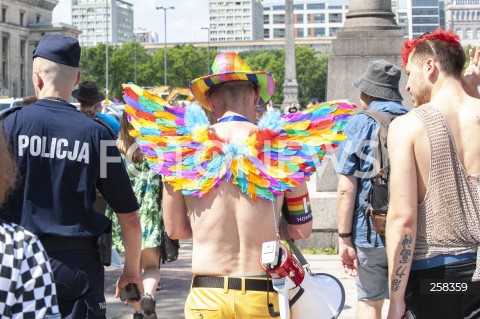  19.06.2021 WARSZAWA<br />
PARADA ROWNOSCI<br />
N/Z UCZESTNICY WYDARZENIA Z FLAGAMI I TRANSPARENTAMI<br />
 