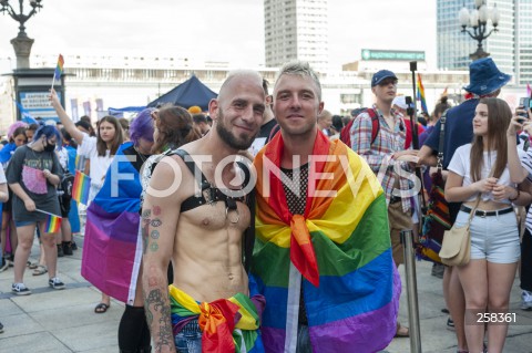  19.06.2021 WARSZAWA<br />
PARADA ROWNOSCI<br />
N/Z UCZESTNICY WYDARZENIA Z FLAGAMI I TRANSPARENTAMI<br />
 