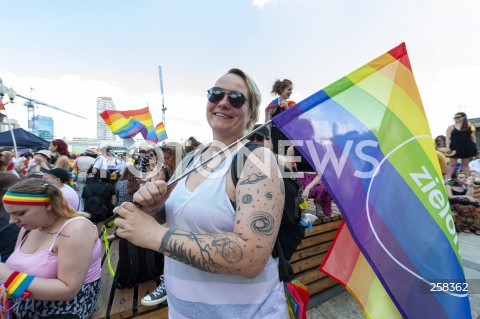  19.06.2021 WARSZAWA<br />
PARADA ROWNOSCI<br />
N/Z UCZESTNICY WYDARZENIA Z FLAGAMI I TRANSPARENTAMI<br />
 