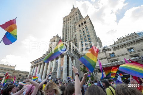  19.06.2021 WARSZAWA<br />
PARADA ROWNOSCI<br />
N/Z UCZESTNICY WYDARZENIA Z FLAGAMI I TRANSPARENTAMI<br />
 