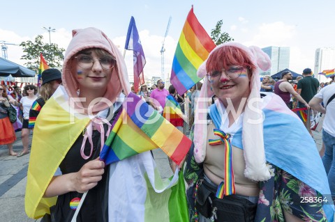  19.06.2021 WARSZAWA<br />
PARADA ROWNOSCI<br />
N/Z UCZESTNICY WYDARZENIA Z FLAGAMI I TRANSPARENTAMI<br />
 