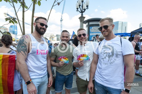  19.06.2021 WARSZAWA<br />
PARADA ROWNOSCI<br />
N/Z UCZESTNICY WYDARZENIA Z FLAGAMI I TRANSPARENTAMI<br />
 