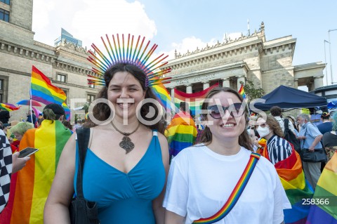  19.06.2021 WARSZAWA<br />
PARADA ROWNOSCI<br />
N/Z UCZESTNICY WYDARZENIA Z FLAGAMI I TRANSPARENTAMI<br />
 