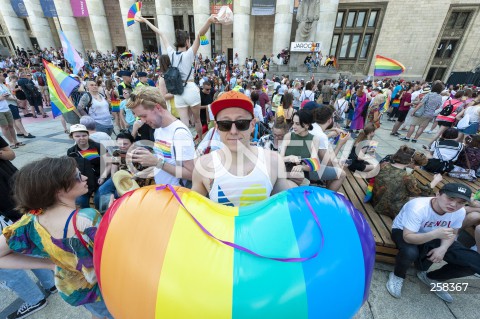  19.06.2021 WARSZAWA<br />
PARADA ROWNOSCI<br />
N/Z UCZESTNICY WYDARZENIA Z FLAGAMI I TRANSPARENTAMI<br />
 