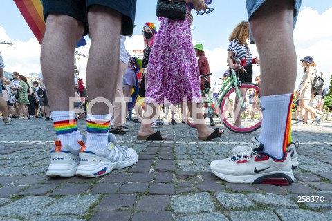  19.06.2021 WARSZAWA<br />
PARADA ROWNOSCI<br />
N/Z UCZESTNICY WYDARZENIA Z FLAGAMI I TRANSPARENTAMI<br />
 