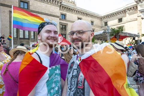  19.06.2021 WARSZAWA<br />
PARADA ROWNOSCI<br />
N/Z UCZESTNICY WYDARZENIA Z FLAGAMI I TRANSPARENTAMI<br />
 