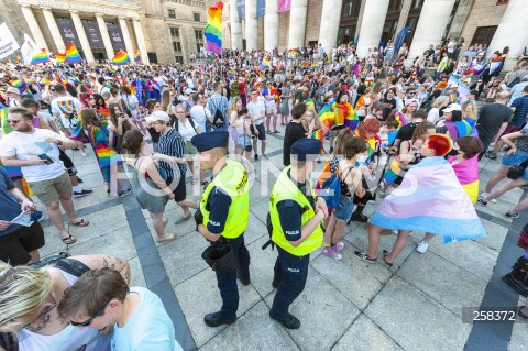  19.06.2021 WARSZAWA<br />
PARADA ROWNOSCI<br />
N/Z UCZESTNICY WYDARZENIA Z FLAGAMI I TRANSPARENTAMI<br />
 