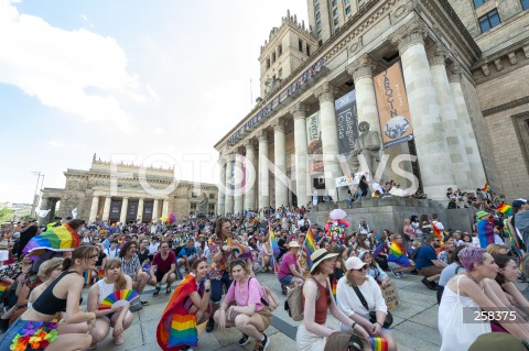  19.06.2021 WARSZAWA<br />
PARADA ROWNOSCI<br />
N/Z UCZESTNICY WYDARZENIA Z FLAGAMI I TRANSPARENTAMI<br />
 