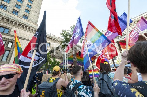  19.06.2021 WARSZAWA<br />
PARADA ROWNOSCI<br />
N/Z UCZESTNICY WYDARZENIA Z FLAGAMI I TRANSPARENTAMI<br />
 