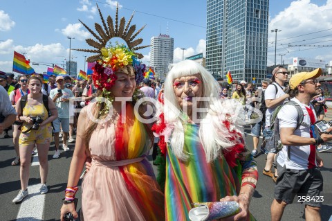  19.06.2021 WARSZAWA<br />
PARADA ROWNOSCI<br />
N/Z ANDRZEJ SZWAN LULLA LA POLACA NAJSTARSZA DRAG QUEEN W POLSCE<br />
 