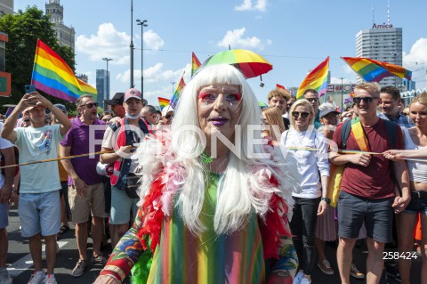  19.06.2021 WARSZAWA<br />
PARADA ROWNOSCI<br />
N/Z ANDRZEJ SZWAN LULLA LA POLACA NAJSTARSZA DRAG QUEEN W POLSCE<br />
 