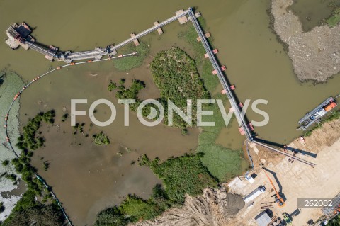  09.09.2021 RZESZOW <br />
ROZPOCZYNA SIE ODMULANIE RZEKI WISLOK NA RZESZOWSKIM ZALEWIE<br />
N/Z ODMULANIE MASZYNY RZEKA WISLOK <br />
 