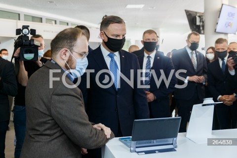  05.11.2021 JASIONKA <br />
KONGRES 590 - 6. EDYCJA<br />
ZWIEDZANIE STOISK LAUREATOW NAGRODY GOSPODARCZEJ PRZEZ PREZYDENTA RP<br />
N/Z PREZYDENT RP ANDRZEJ DUDA STOISKO FIRMA STETHOME STETOSKOP <br />
 