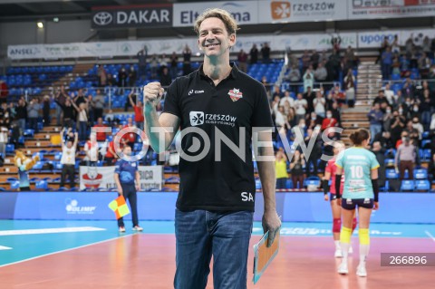  !! CENA MINIMALNA PRINT 100 PLN !!<br />
!! CENA MINIMALNA INTERNET 100 PLN !!<br />
<br />
23.11.2021 RZESZOW POLAND<br />
SIATKOWKA LIGA MISTRZYN <br />
2022 CEV CHAMPIONS LEAGUE VOLLEYBALL - WOMEN <br />
MECZ DEVELOPRES RZESZOW - DRESDNER SC <br />
N/Z STEPHANE ANTIGA - I TRENER ( HEAD COACH ) RADOSC EMOCJE SYLWETKA <br />
 