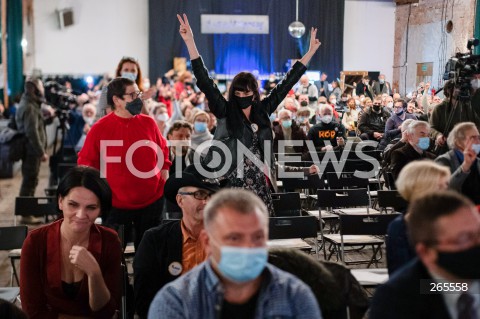  27.11.2021 WARSZAWA<br />
KONWENCJA KOMITETU OBRONY DEMOKRACJI<br />
6 LAT KOD<br />
N/Z UCZESTNICY KONWENCJI ZNAK VICTORIA<br />
 