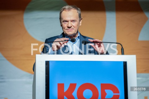  27.11.2021 WARSZAWA<br />
KONWENCJA KOMITETU OBRONY DEMOKRACJI<br />
6 LAT KOD<br />
N/Z DONALD TUSK<br />
 