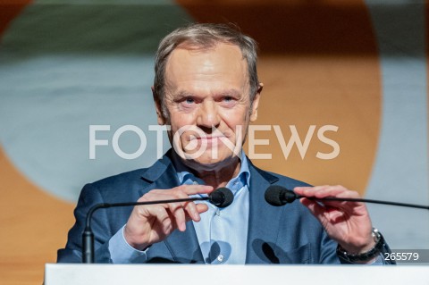  27.11.2021 WARSZAWA<br />
KONWENCJA KOMITETU OBRONY DEMOKRACJI<br />
6 LAT KOD<br />
N/Z DONALD TUSK<br />
 