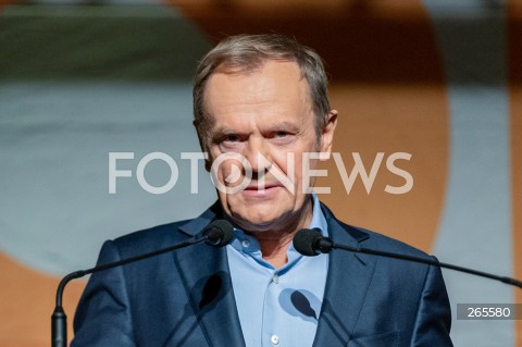  27.11.2021 WARSZAWA<br />
KONWENCJA KOMITETU OBRONY DEMOKRACJI<br />
6 LAT KOD<br />
N/Z DONALD TUSK<br />
 