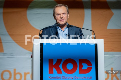  27.11.2021 WARSZAWA<br />
KONWENCJA KOMITETU OBRONY DEMOKRACJI<br />
6 LAT KOD<br />
N/Z DONALD TUSK<br />
 