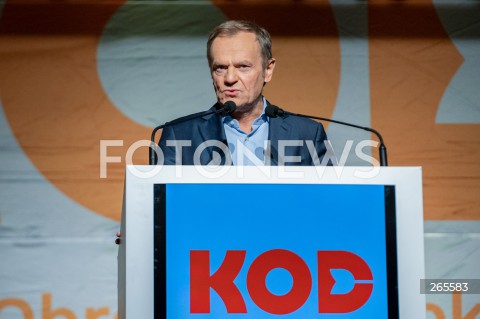  27.11.2021 WARSZAWA<br />
KONWENCJA KOMITETU OBRONY DEMOKRACJI<br />
6 LAT KOD<br />
N/Z DONALD TUSK<br />
 