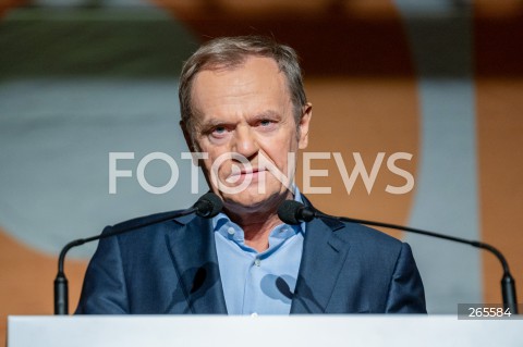  27.11.2021 WARSZAWA<br />
KONWENCJA KOMITETU OBRONY DEMOKRACJI<br />
6 LAT KOD<br />
N/Z DONALD TUSK<br />
 