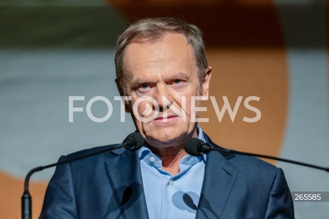  27.11.2021 WARSZAWA<br />
KONWENCJA KOMITETU OBRONY DEMOKRACJI<br />
6 LAT KOD<br />
N/Z DONALD TUSK<br />
 