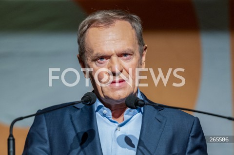  27.11.2021 WARSZAWA<br />
KONWENCJA KOMITETU OBRONY DEMOKRACJI<br />
6 LAT KOD<br />
N/Z DONALD TUSK<br />
 